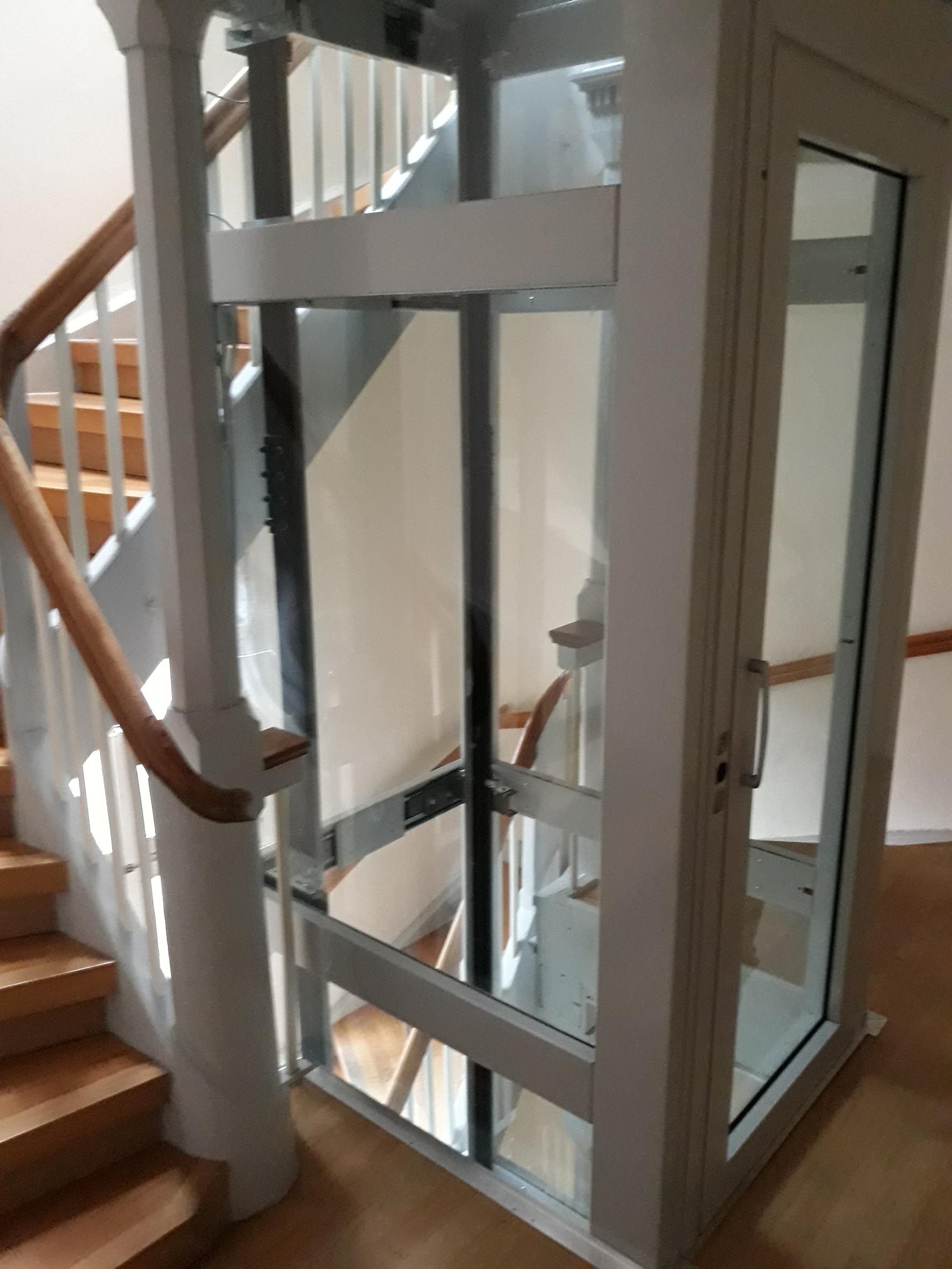 Transparente Aufzugsanlage im denkmalgeschützten Stiegenhaus in Feldkirch