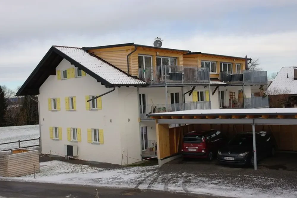 Saniertes Altes Zollhaus in Amerlügen mit Holzfassade und neuen Balkonen